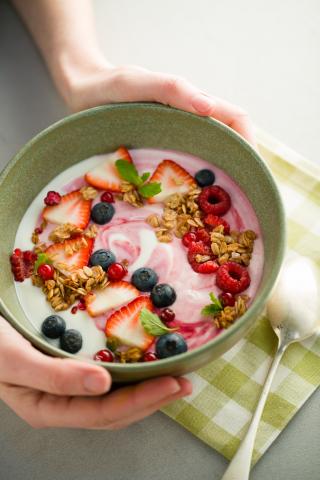 Smoothie bowl au yaourt, fruits rouges et granola
