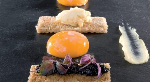Galette de mie de pain, jaune d'oeuf et caviar