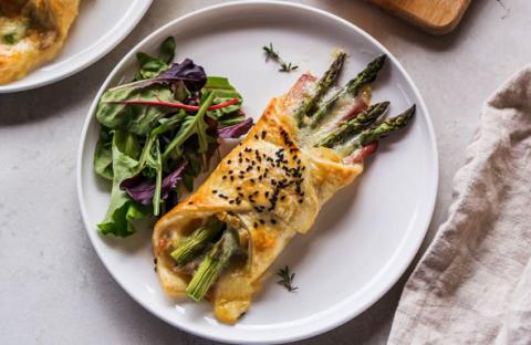 Feuilleté au  fromage de Herve AOP, asperges et jambon d’Ardenne IGP