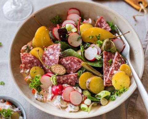 Salade de printemps avec pommes de terre Plate de Florenville IGP et saucisson d’Ardenne IGP