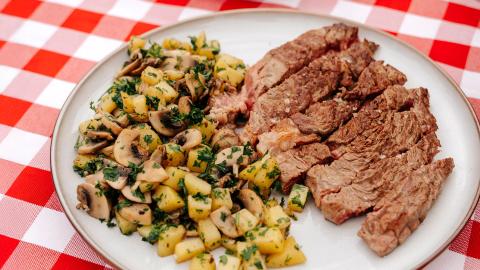 Poêlée forestière, pommes de terre et entrecôte
