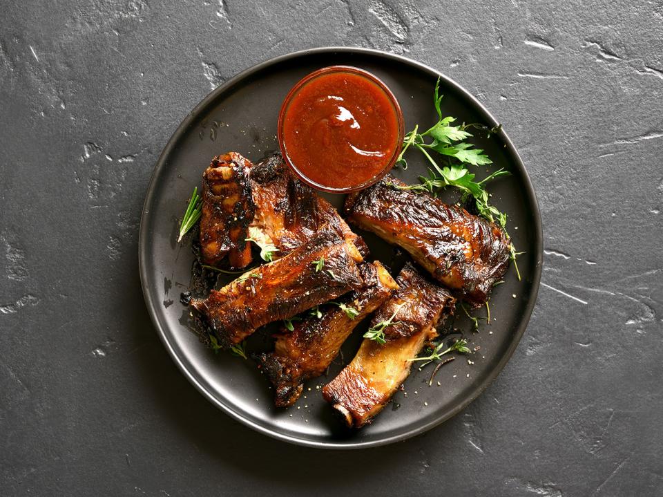 Plat de côtes de boeuf confites, salade de légumes et sauce barbecue maison