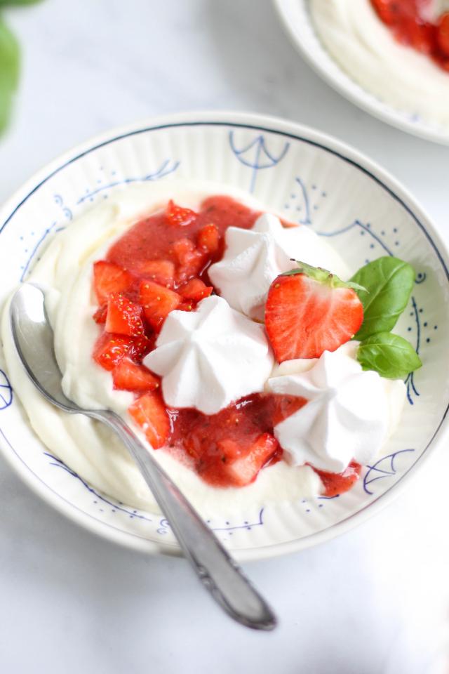 Eton mess aux fraises et au basilic