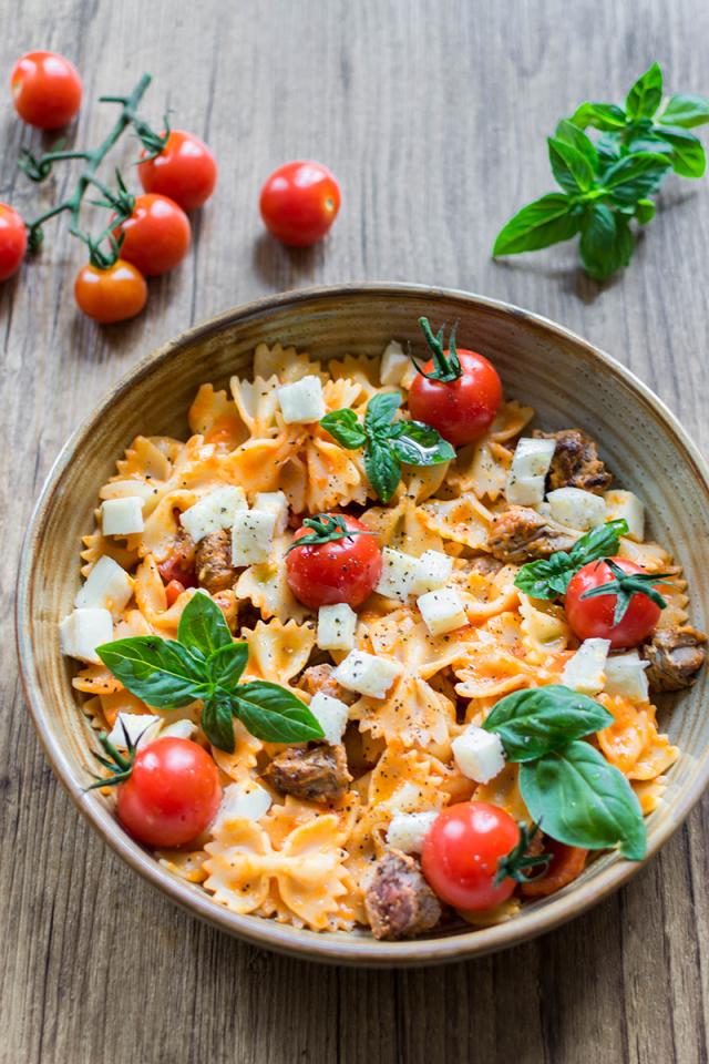 Salade froide de farfalle, bœuf