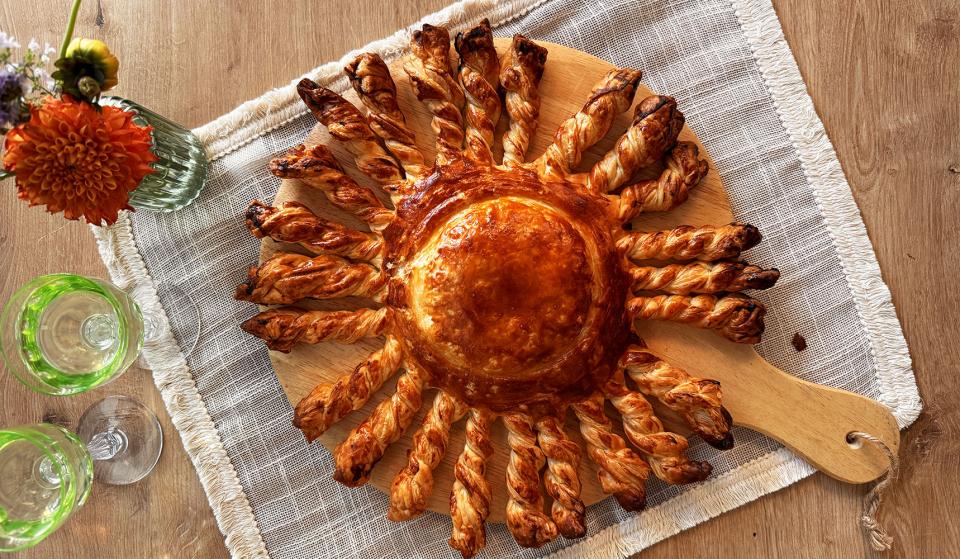 Soleil feuilleté au fromage coulant, miel et noisettes