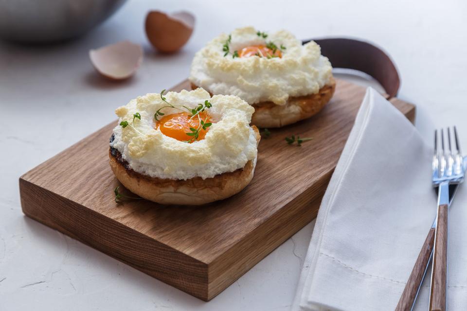 Cloud eggs aux herbes et au fromage