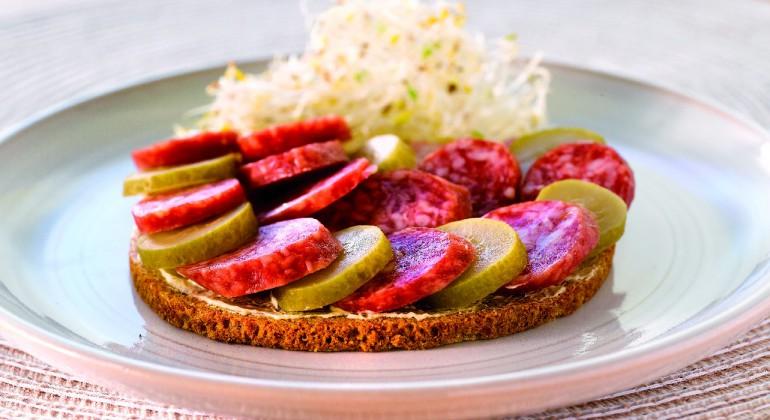 Toasts de pain au seigle au saucisson