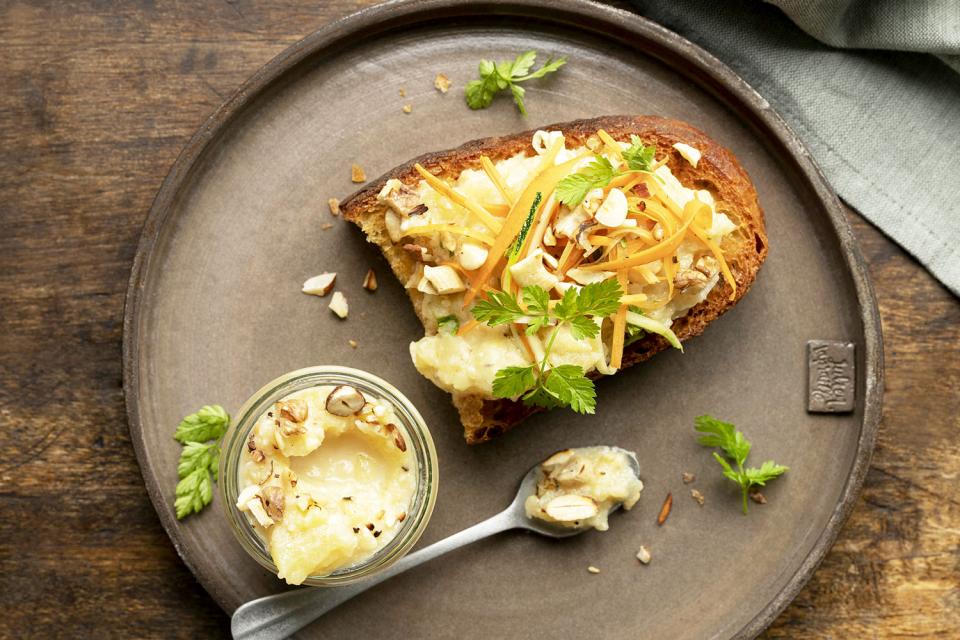 Tartine grillée, compotée de pommes, fromage de Herve AOP chaud