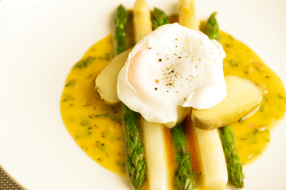 Salade d’asperges aux pommes de terre, oeuf poché