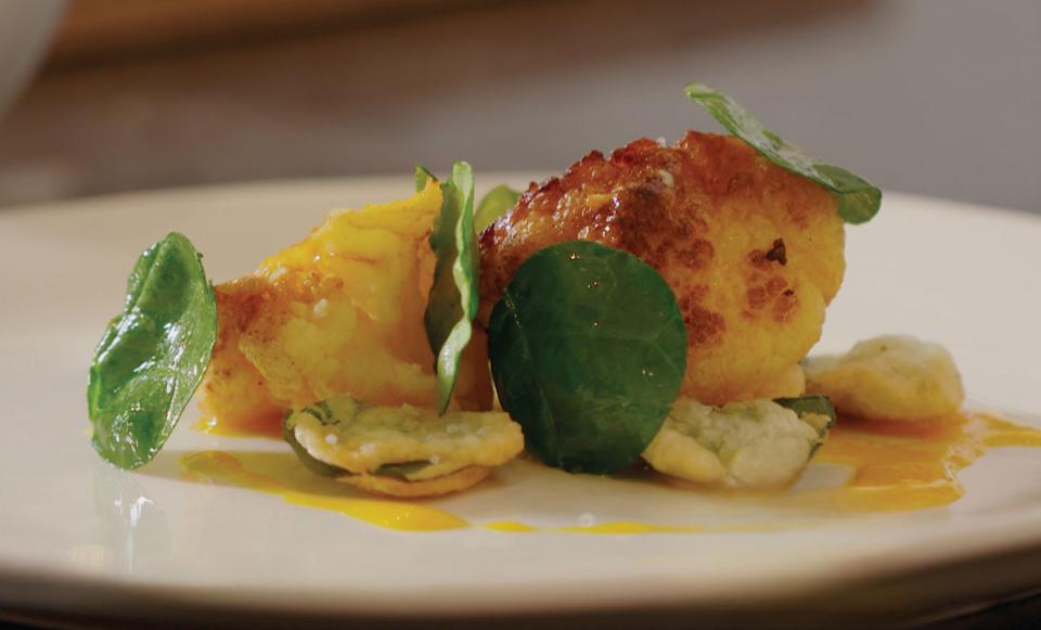 Choux-fleurs rôtis, croustillants d’épinard, sauce aux jaunes d’œufs